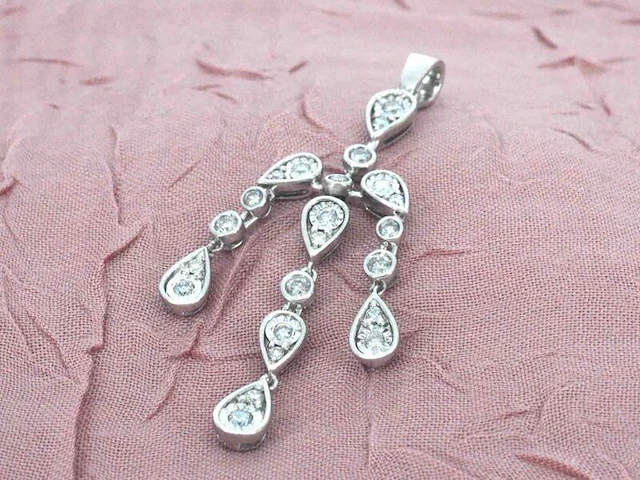 Witgouden hanger in bijzonder design met diamanten - afbeelding 6 van  8