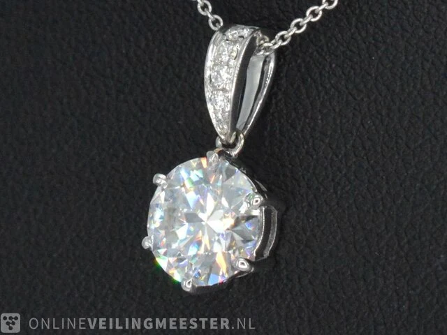 Witgouden hanger met diamanten en een briljant - afbeelding 1 van  9