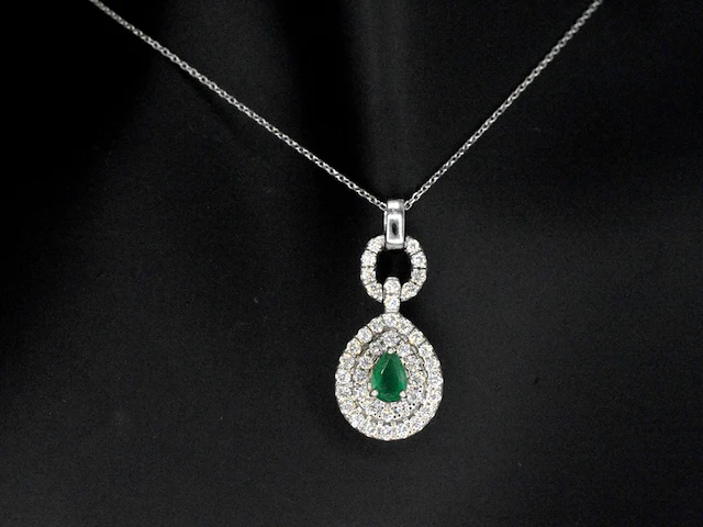 Witgouden hanger met diamanten en een smaragd in druppelvorm , excl. ketting - afbeelding 1 van  8