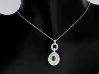 Witgouden hanger met diamanten en een smaragd in druppelvorm , excl. ketting - afbeelding 2 van  8