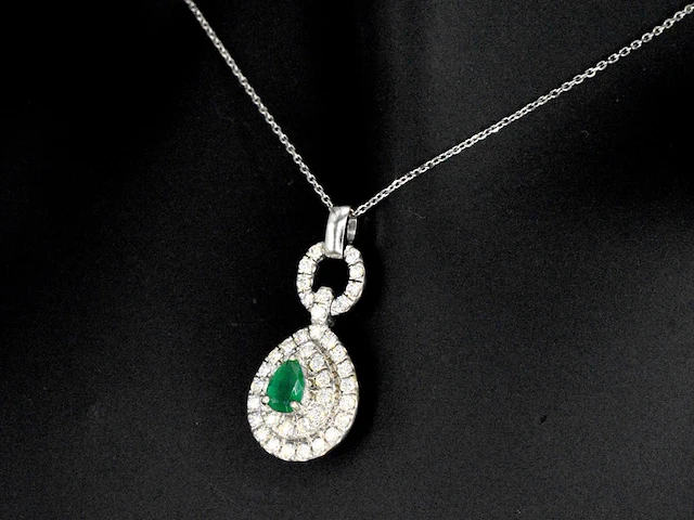 Witgouden hanger met diamanten en een smaragd in druppelvorm , excl. ketting - afbeelding 3 van  8