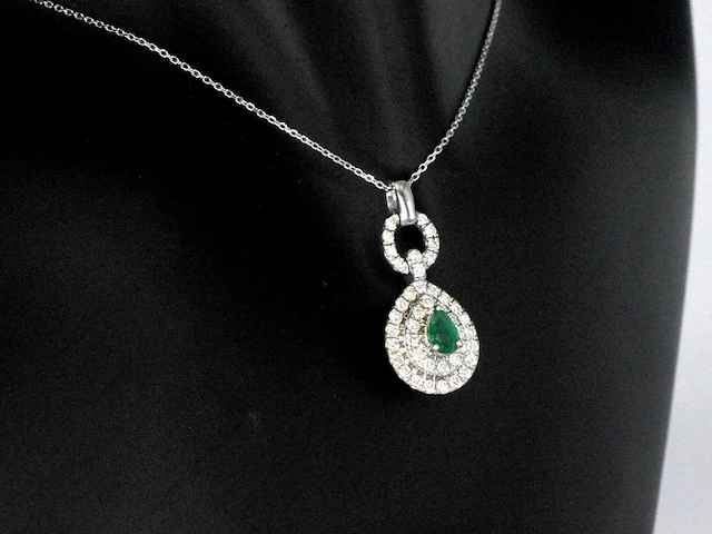 Witgouden hanger met diamanten en een smaragd in druppelvorm , excl. ketting - afbeelding 4 van  8