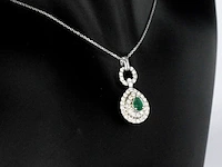 Witgouden hanger met diamanten en een smaragd in druppelvorm , excl. ketting - afbeelding 4 van  8