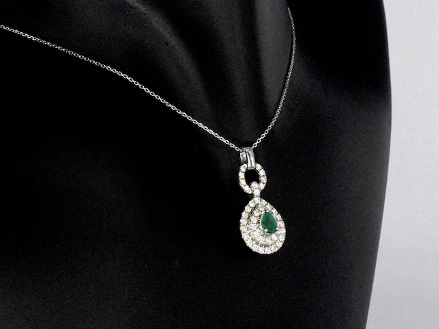 Witgouden hanger met diamanten en een smaragd in druppelvorm , excl. ketting - afbeelding 5 van  8