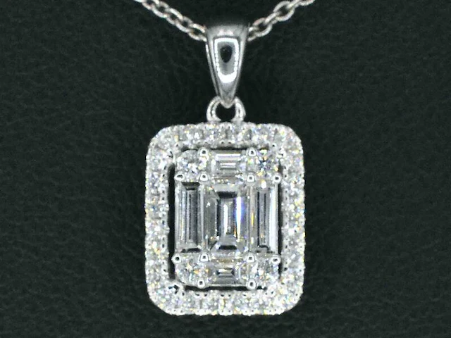Witgouden hanger met diamanten en emerald shape in het midden , excl. ketting - afbeelding 1 van  9