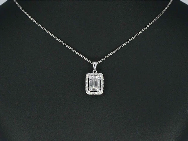 Witgouden hanger met diamanten en emerald shape in het midden , excl. ketting - afbeelding 2 van  9