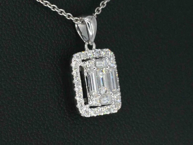 Witgouden hanger met diamanten en emerald shape in het midden , excl. ketting - afbeelding 4 van  9