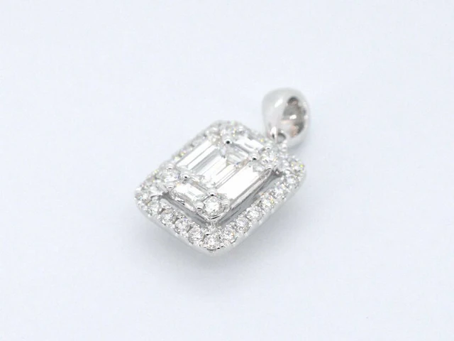 Witgouden hanger met diamanten en emerald shape in het midden , excl. ketting - afbeelding 6 van  9