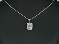 Witgouden hanger met diamanten en emerald shape in het midden, excl. ketting - afbeelding 2 van  9