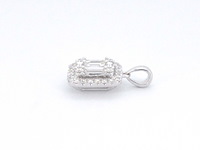 Witgouden hanger met diamanten en emerald shape in het midden, excl. ketting - afbeelding 5 van  9