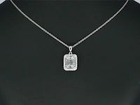 Witgouden hanger met diamanten en emerald shape in het midden - afbeelding 2 van  7