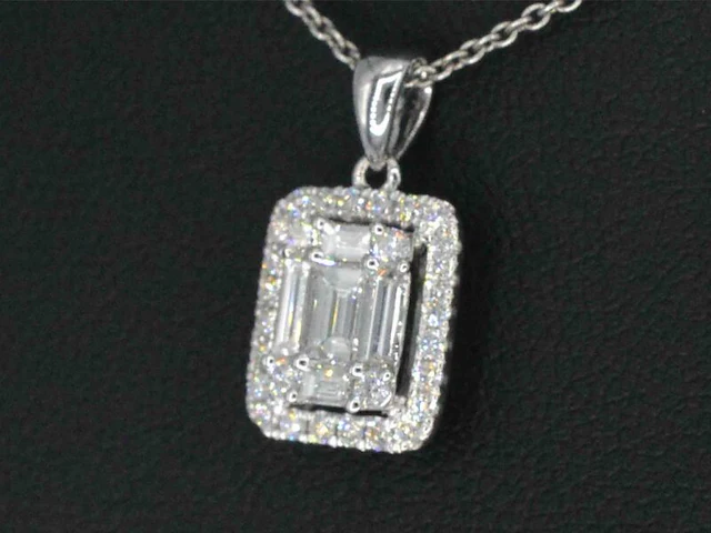 Witgouden hanger met diamanten en emerald shape in het midden - afbeelding 3 van  7