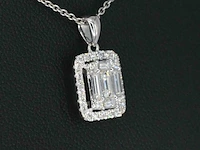 Witgouden hanger met diamanten en emerald shape in het midden - afbeelding 4 van  7