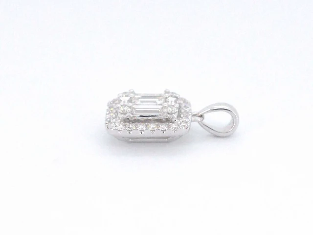 Witgouden hanger met diamanten en emerald shape in het midden - afbeelding 5 van  7