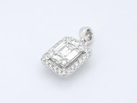 Witgouden hanger met diamanten en emerald shape in het midden - afbeelding 6 van  7