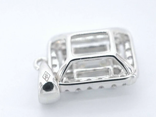 Witgouden hanger met diamanten en emerald shape in het midden - afbeelding 7 van  7