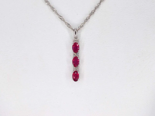 Witgouden hanger met diamanten en robijn, excl. ketting - afbeelding 2 van  7