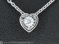 Witgouden hanger met een briljant geslepen diamant in hartvorm - afbeelding 1 van  6