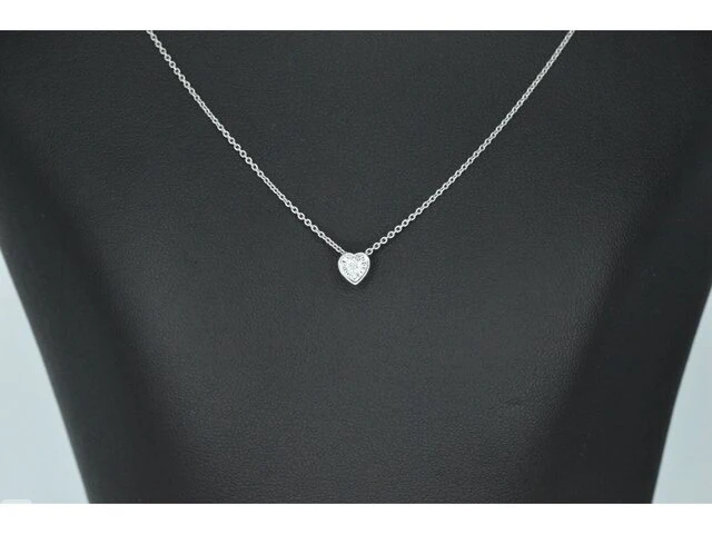 Witgouden hanger met een briljant geslepen diamant in hartvorm - afbeelding 2 van  6