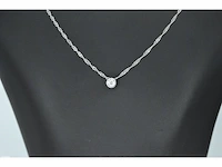 Witgouden hanger met een briljant geslepen diamant - afbeelding 2 van  7