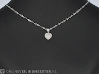 Witgouden hartvormige hanger met diamanten - afbeelding 2 van  7