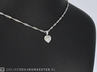 Witgouden hartvormige hanger met diamanten - afbeelding 4 van  7