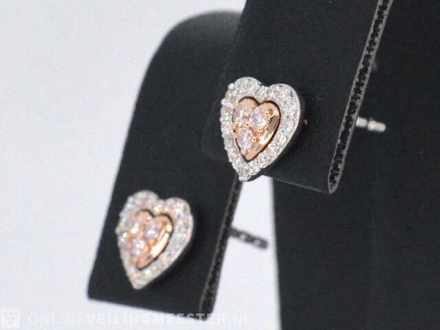 Witgouden hartvormige oorbellen met natuurlijke roze en witte diamant - afbeelding 4 van  9