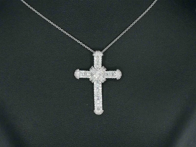 Witgouden kruishanger met diamanten excl. ketting - afbeelding 2 van  9