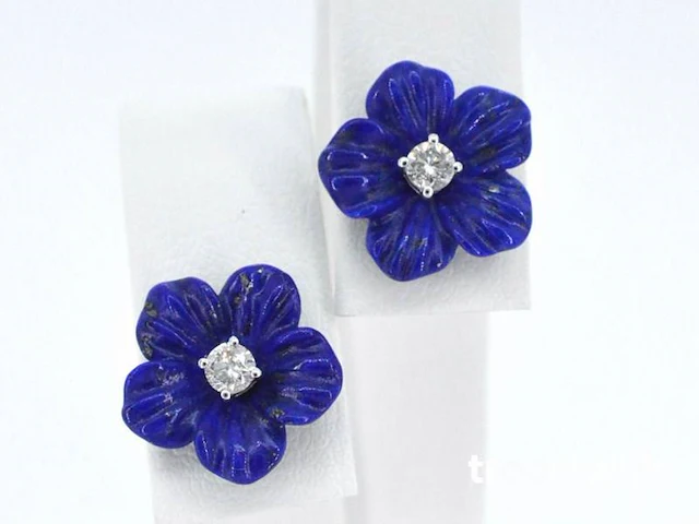 Witgouden oorbellen 0.18 carat met blauwe edele bloem en grote diamanten - afbeelding 1 van  9
