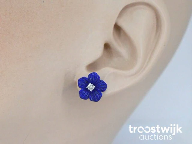 Witgouden oorbellen 0.18 carat met blauwe edele bloem en grote diamanten - afbeelding 2 van  9