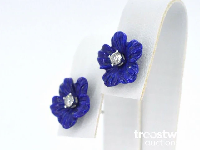 Witgouden oorbellen 0.18 carat met blauwe edele bloem en grote diamanten - afbeelding 3 van  9