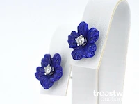 Witgouden oorbellen 0.18 carat met blauwe edele bloem en grote diamanten - afbeelding 3 van  9