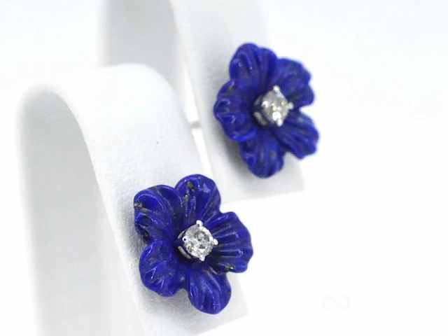 Witgouden oorbellen 0.18 carat met blauwe edele bloem en grote diamanten - afbeelding 4 van  9