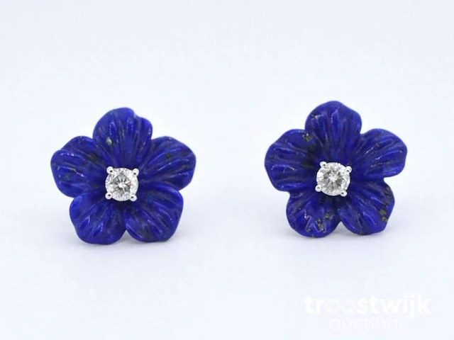Witgouden oorbellen 0.18 carat met blauwe edele bloem en grote diamanten - afbeelding 7 van  9
