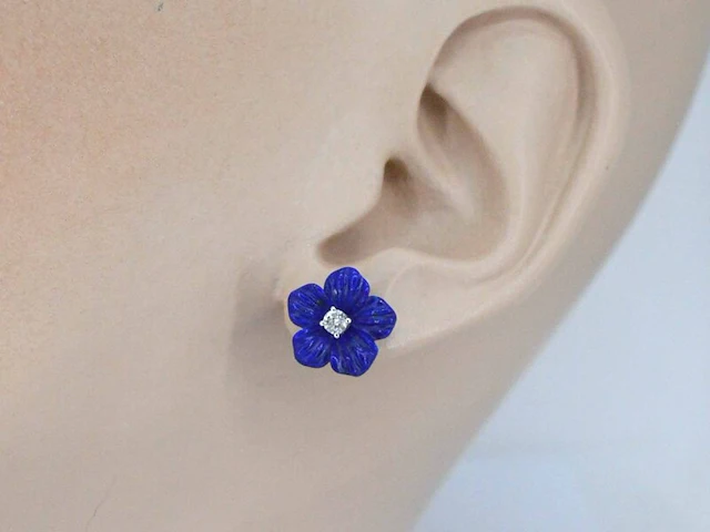 Witgouden oorbellen 0.18 carat met blauwe edele bloem en grote diamanten - afbeelding 2 van  9