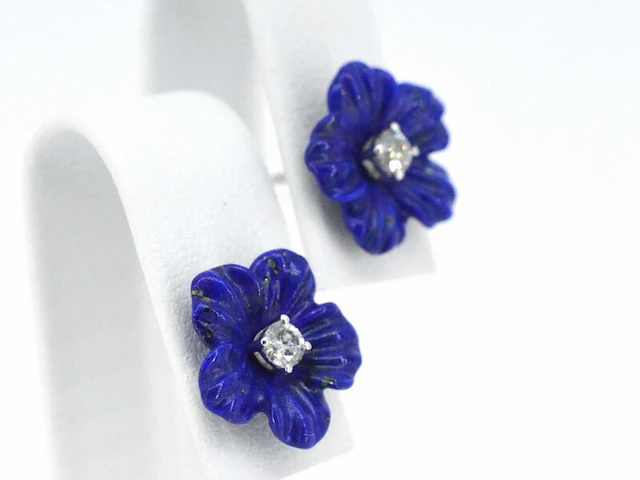 Witgouden oorbellen 0.18 carat met blauwe edele bloem en grote diamanten - afbeelding 4 van  9