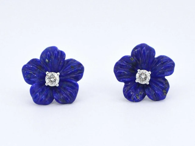 Witgouden oorbellen 0.18 carat met blauwe edele bloem en grote diamanten - afbeelding 7 van  9
