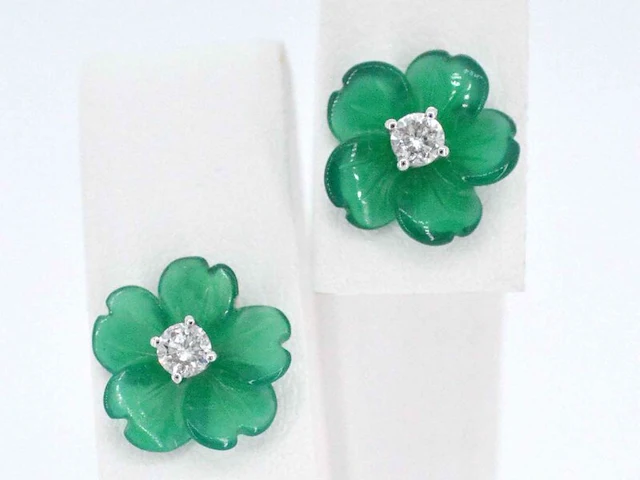 Witgouden oorbellen 0.18 carat met groene edele bloem en grote diamanten - afbeelding 1 van  11