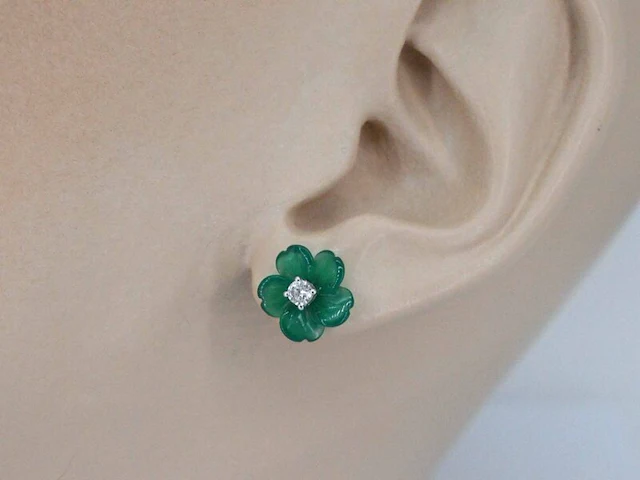 Witgouden oorbellen 0.18 carat met groene edele bloem en grote diamanten - afbeelding 4 van  11