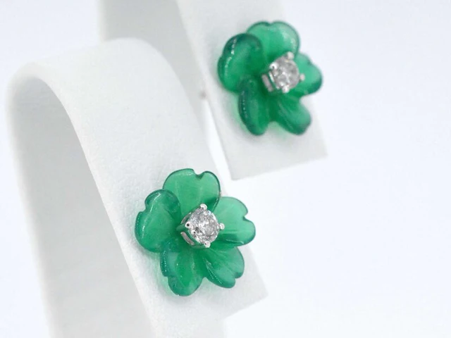 Witgouden oorbellen 0.18 carat met groene edele bloem en grote diamanten - afbeelding 6 van  11