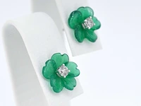 Witgouden oorbellen 0.18 carat met groene edele bloem en grote diamanten - afbeelding 6 van  11