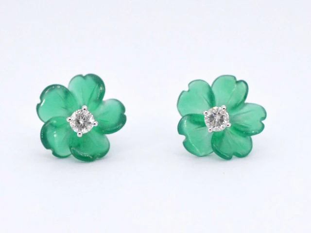 Witgouden oorbellen 0.18 carat met groene edele bloem en grote diamanten - afbeelding 9 van  11