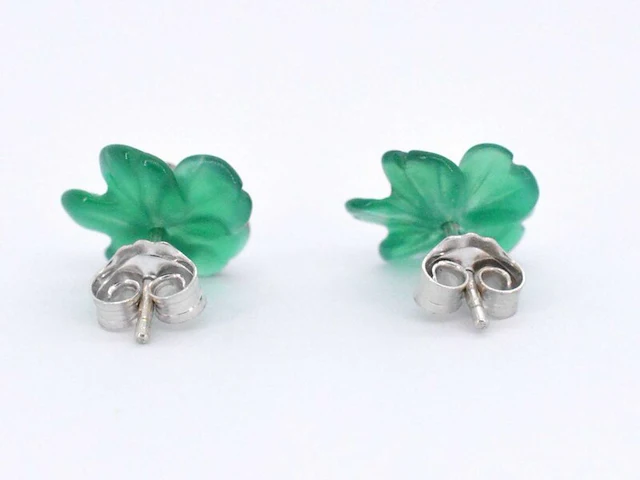 Witgouden oorbellen 0.18 carat met groene edele bloem en grote diamanten - afbeelding 10 van  11
