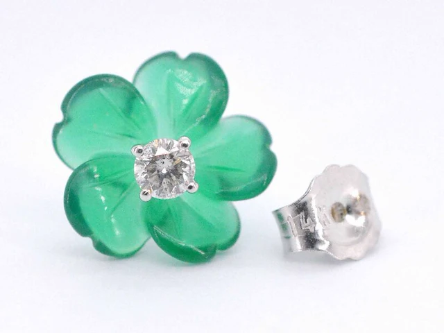 Witgouden oorbellen 0.18 carat met groene edele bloem en grote diamanten - afbeelding 11 van  11