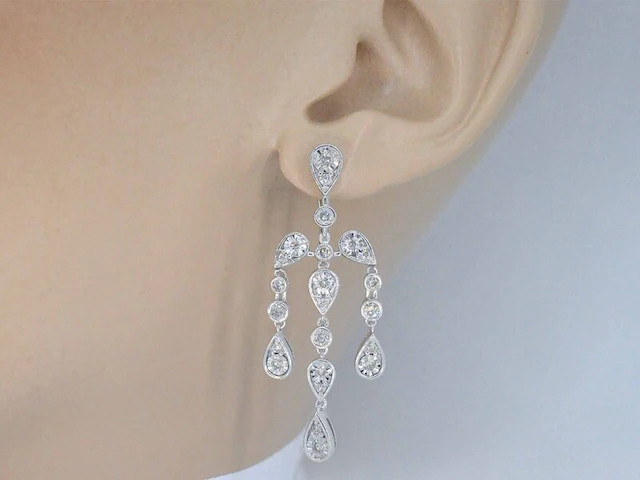 Witgouden oorbellen design met diamanten - afbeelding 2 van  9