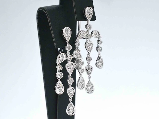 Witgouden oorbellen design met diamanten - afbeelding 4 van  9