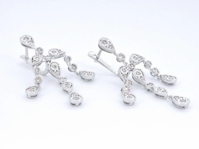 Witgouden oorbellen design met diamanten - afbeelding 5 van  9