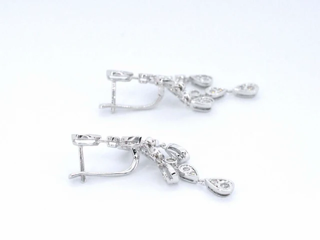 Witgouden oorbellen design met diamanten - afbeelding 6 van  9