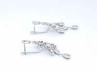 Witgouden oorbellen design met diamanten - afbeelding 6 van  9
