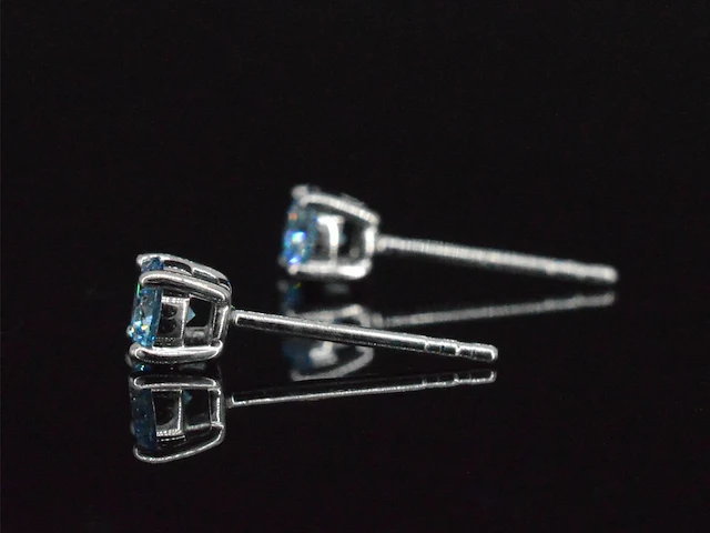 Witgouden oorbellen met blauwe diamanten 0.50 carat - afbeelding 6 van  9